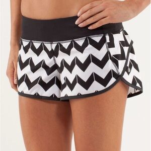 New NWT Lululemon Run: Speed Short in Arrow Chevron Zig Zag White Black Sz 6